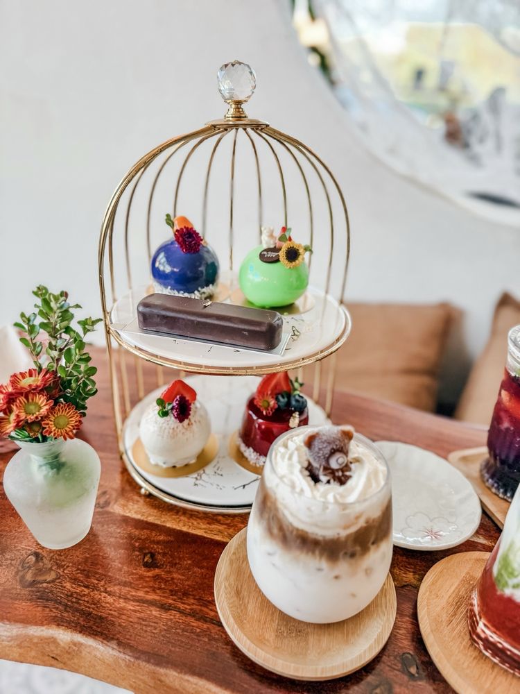 Mirror-glaze mousse cakes