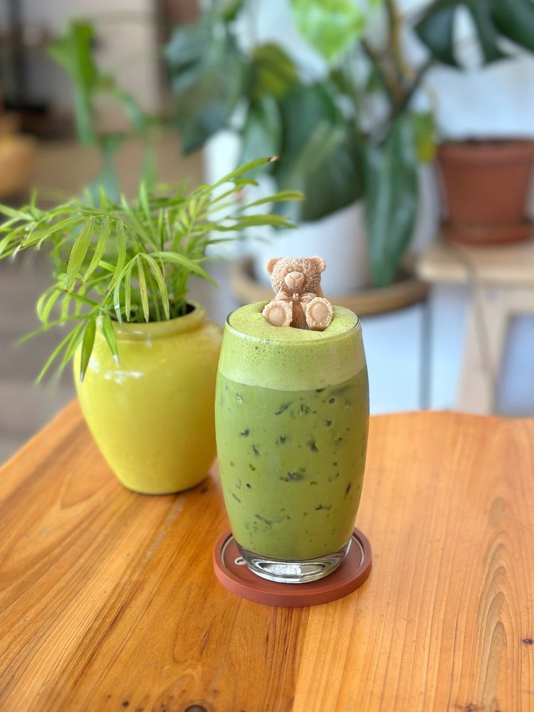 A matcha latte with a foam bear